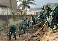 Troops from Army Corps 34’s Military School build houses for flood-hit residents in Gia Lai